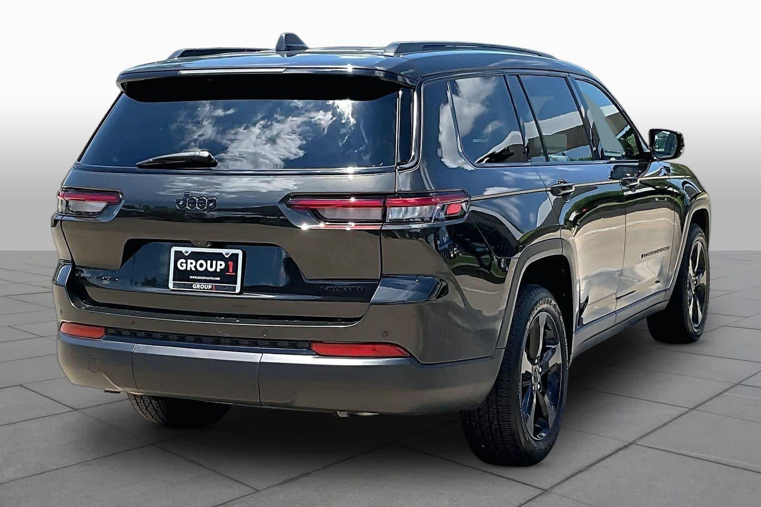 Used 2022 Rocky Mountain Pearlcoat Jeep Limited image 13