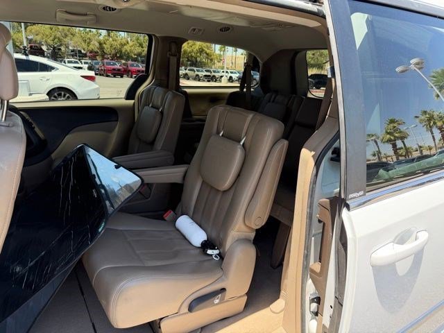 Used 2014 Bright White Clearcoat Chrysler Touring image 6