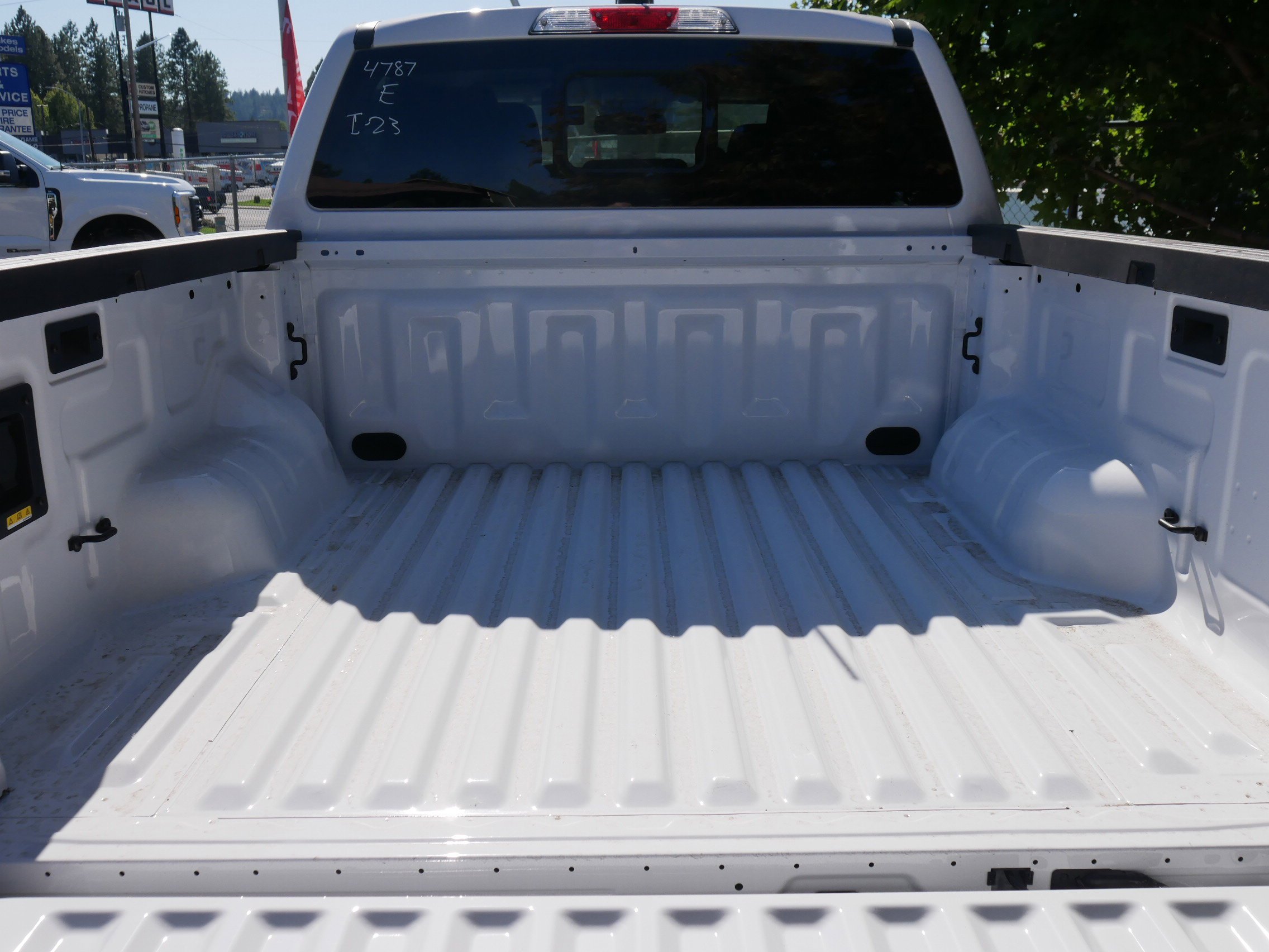 New 2025 Oxford White Ford XLT image 26