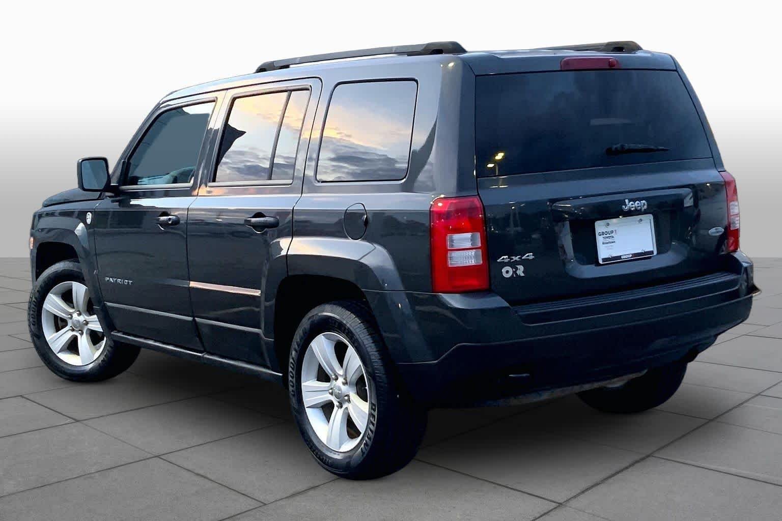 Used 2011 Dark Charcoal Pearl Jeep Latitude image 11