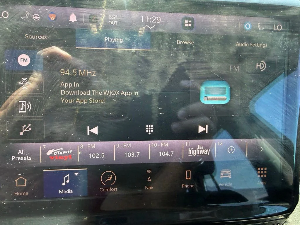 Used 2023 White/off-white Jeep Limited image 12