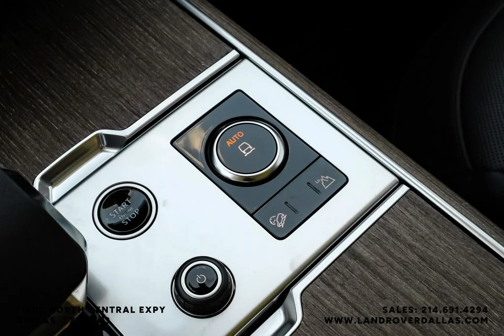 Used 2023 Grey Land Rover SE image 24