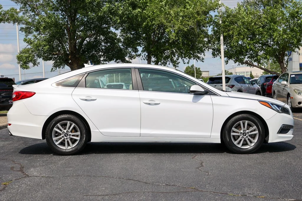 Used 2015 White Hyundai SE image 24