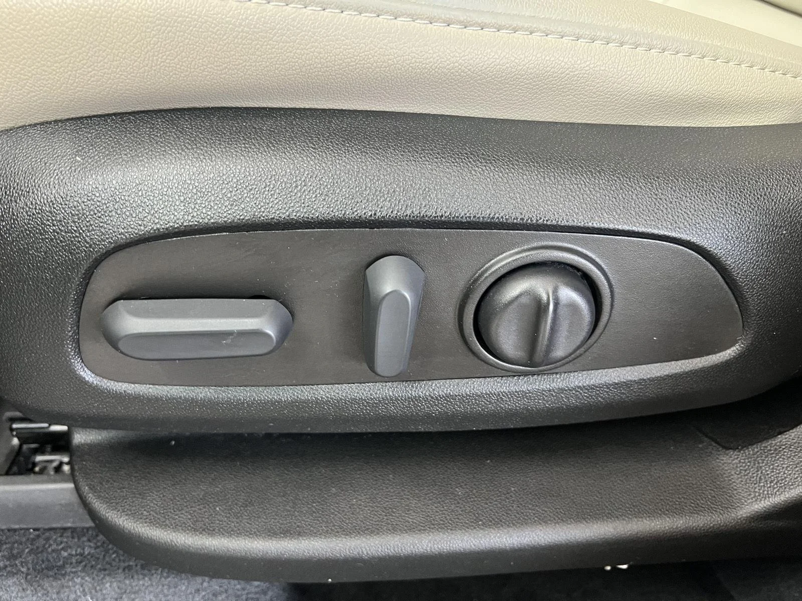 Used 2023 Silver Sage Chevrolet LT Leather image 5
