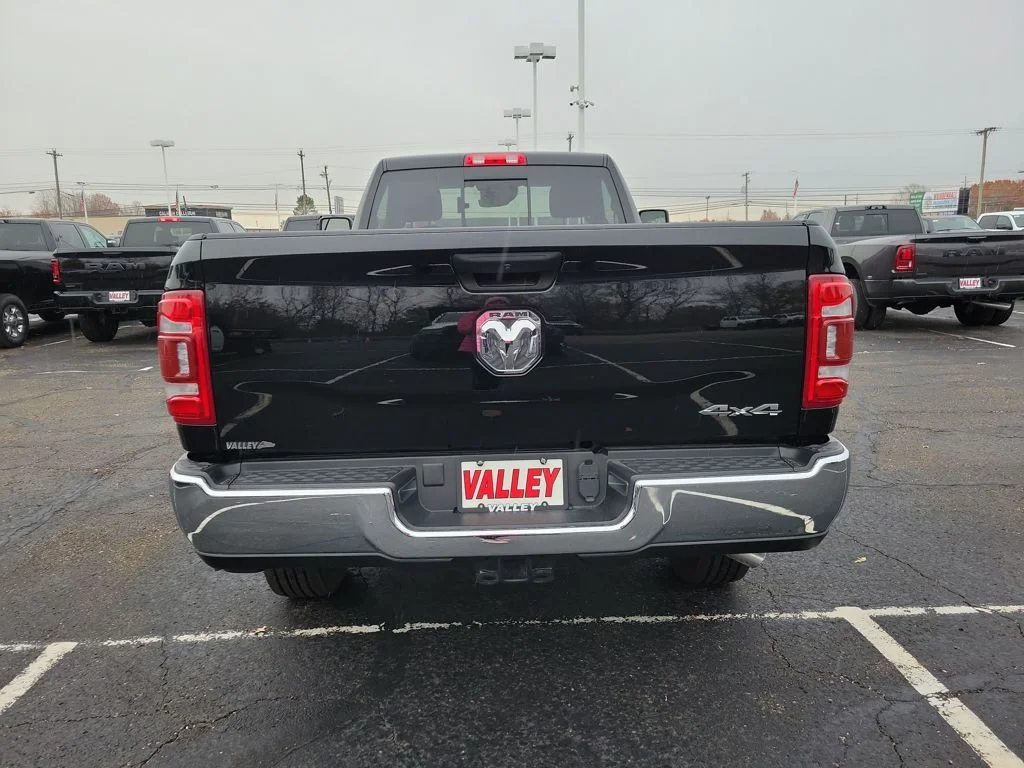 New 2024 Diamond Black Crystal Pearl-Coat Exterior Paint RAM Tradesman image 6