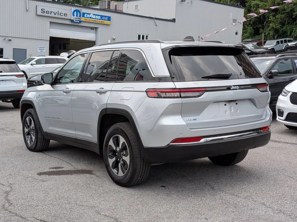 Used 2024 Silver Jeep 4xe image 10