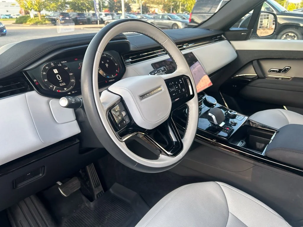 Used 2023 White Land Rover SE Dynamic image 18