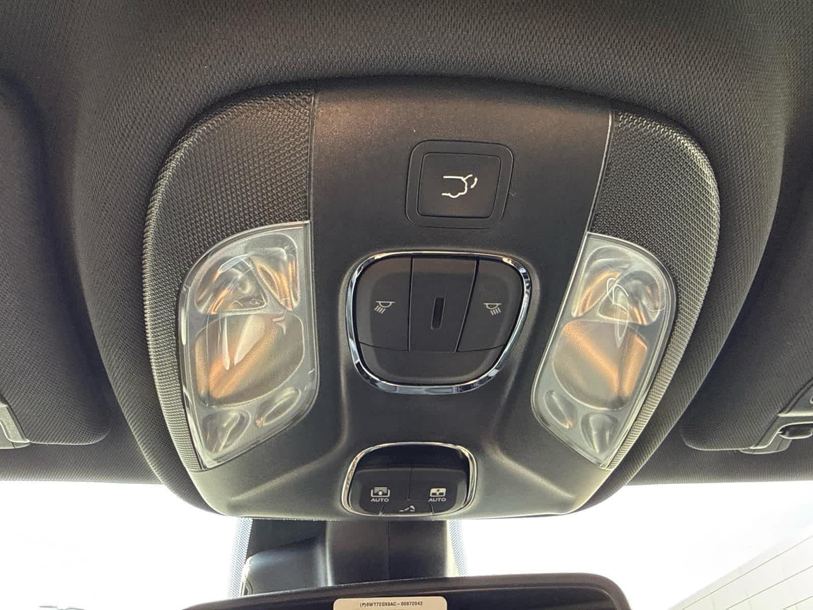 New 2026 Bright White Clearcoat Jeep Latitude image 26