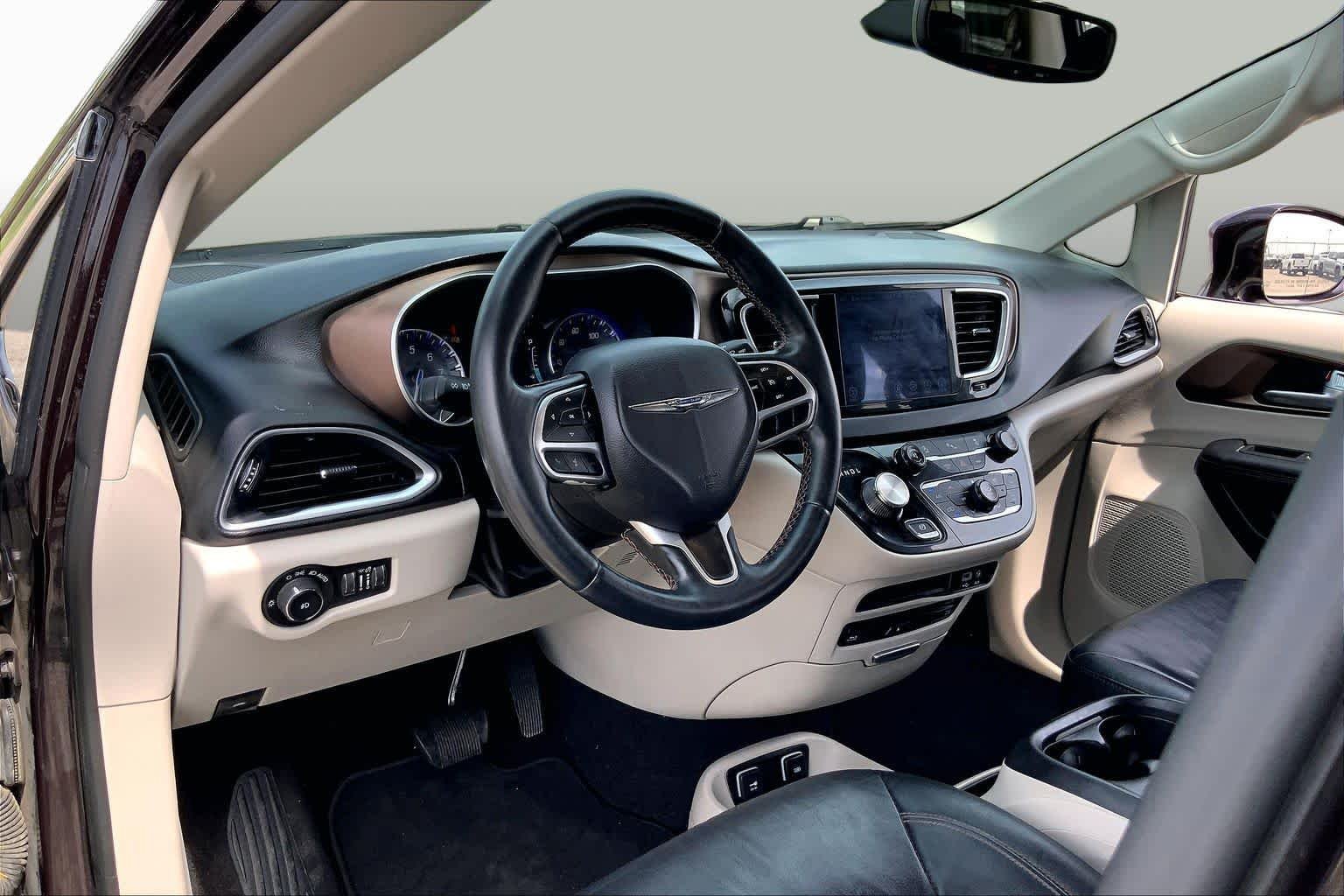 Used 2017 Dark Cordovan Pearlcoat Chrysler Touring-L Plus image 17