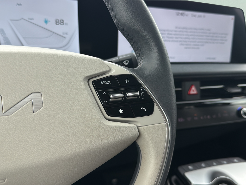 Used 2023 White Kia Wind image 18