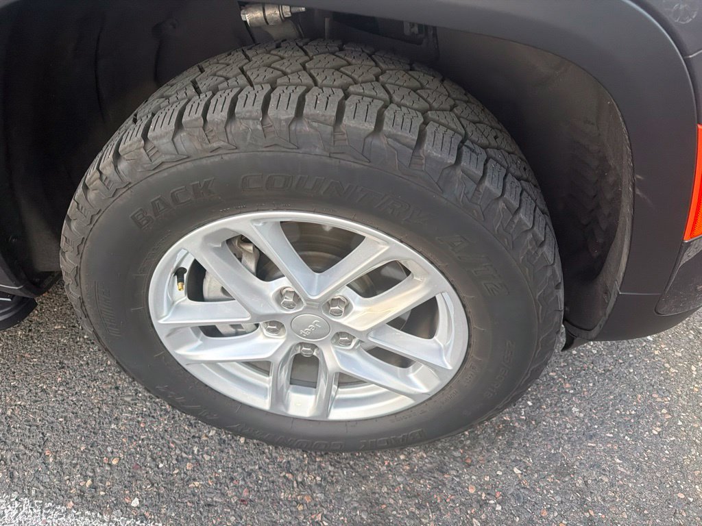 Used 2025 Baltic Gray Metallic Clearcoat Jeep Laredo X image 8