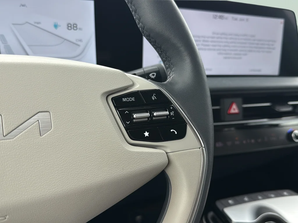 Certified Used 2023 White Kia Wind image 18