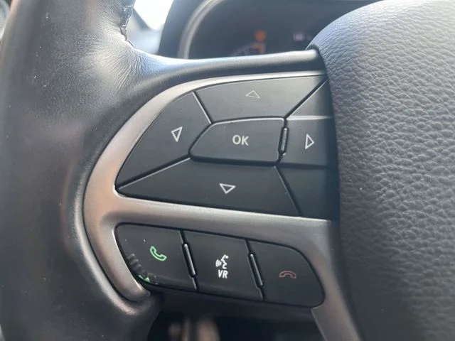Used 2020 White Jeep Altitude image 25