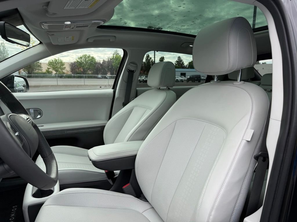 Used 2023 Abyss Black Hyundai Limited image 9
