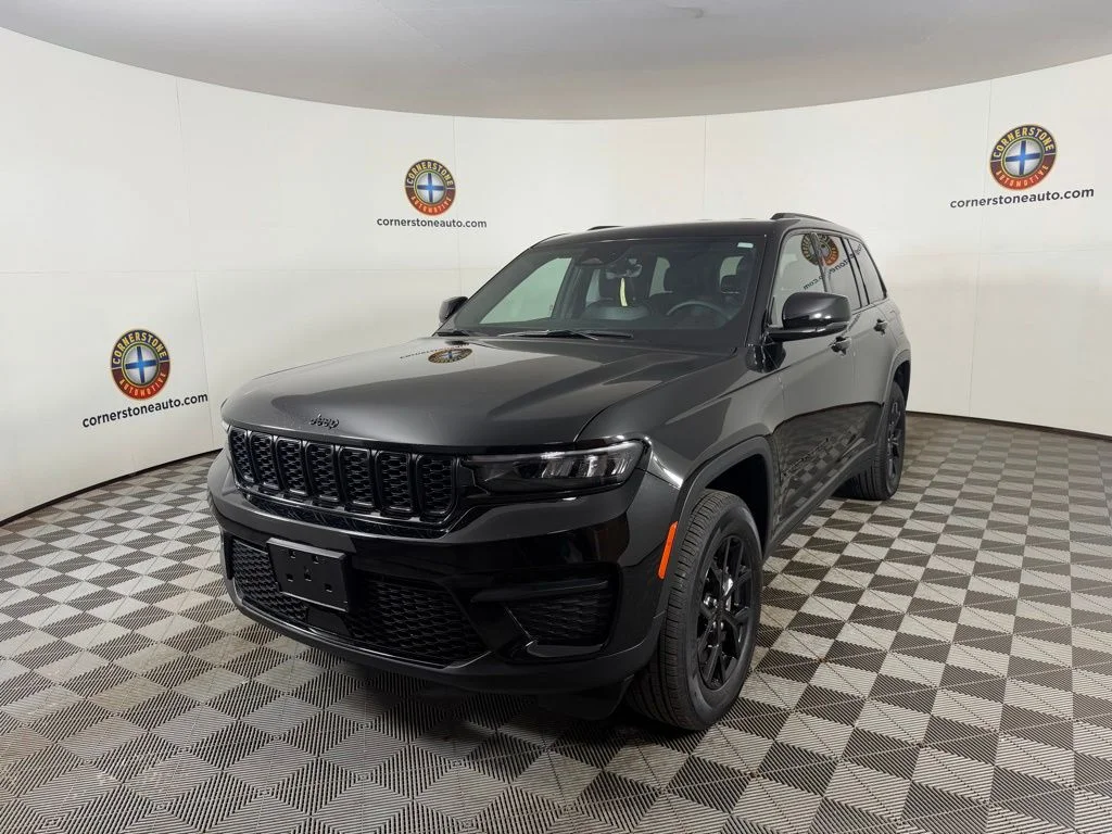 Used 2025 Diamond Black Jeep Altitude image 3