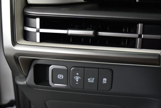 New 2027 White Hyundai SE AWD image 28
