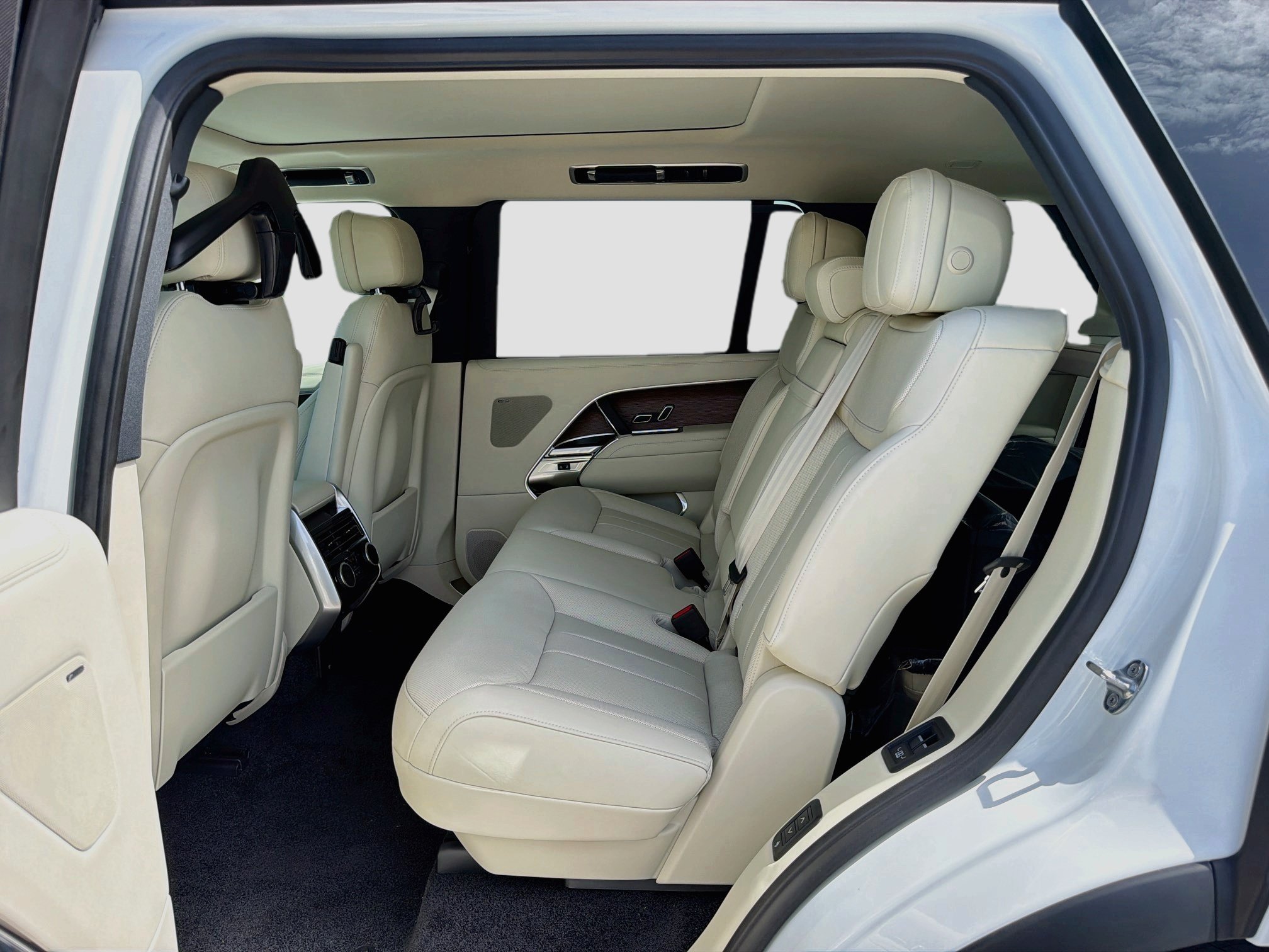 New 2026 Fuji White LAND ROVER SE 7 Seats image 22