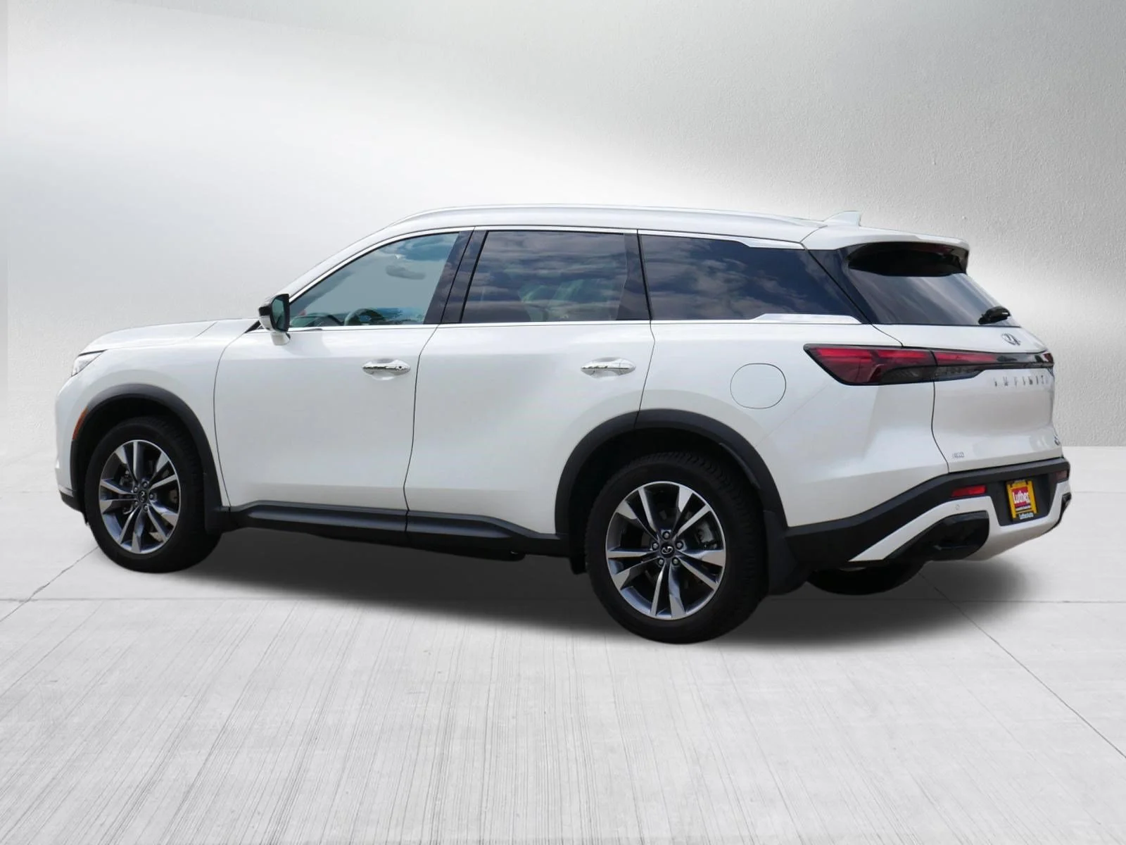 Used 2024 Majestic White INFINITI LUXE image 5
