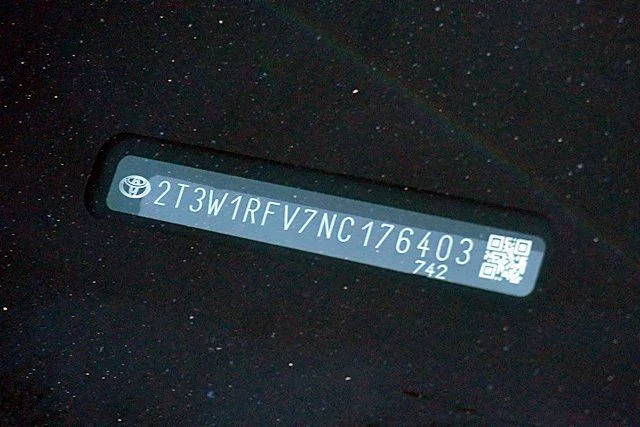 Used 2022 Silver Toyota XLE image 33