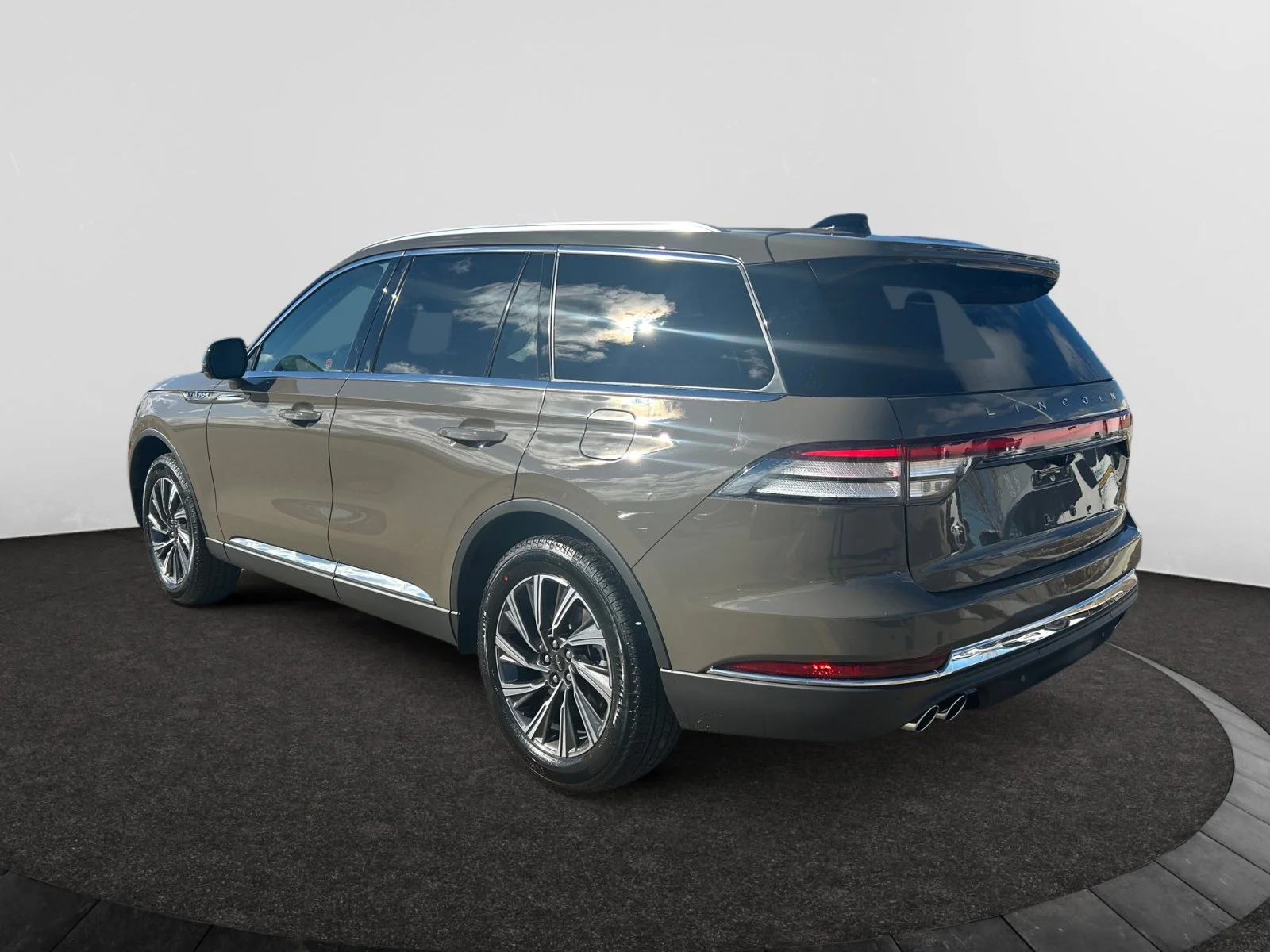 New 2026 Harbour Grey Clearcoat Lincoln Premiere image 3