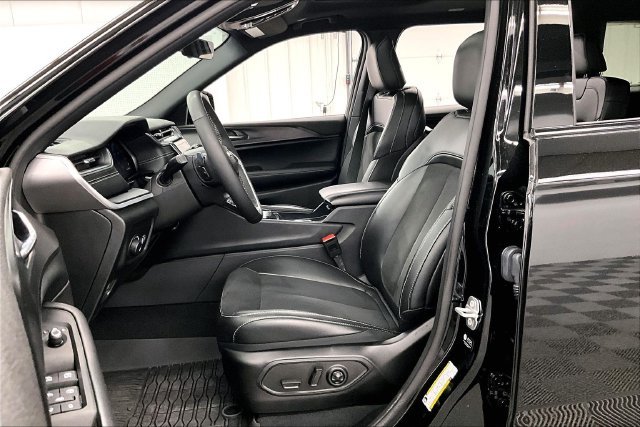 Used 2025 Diamond Black Crystal Pearlcoat Jeep Altitude X image 24