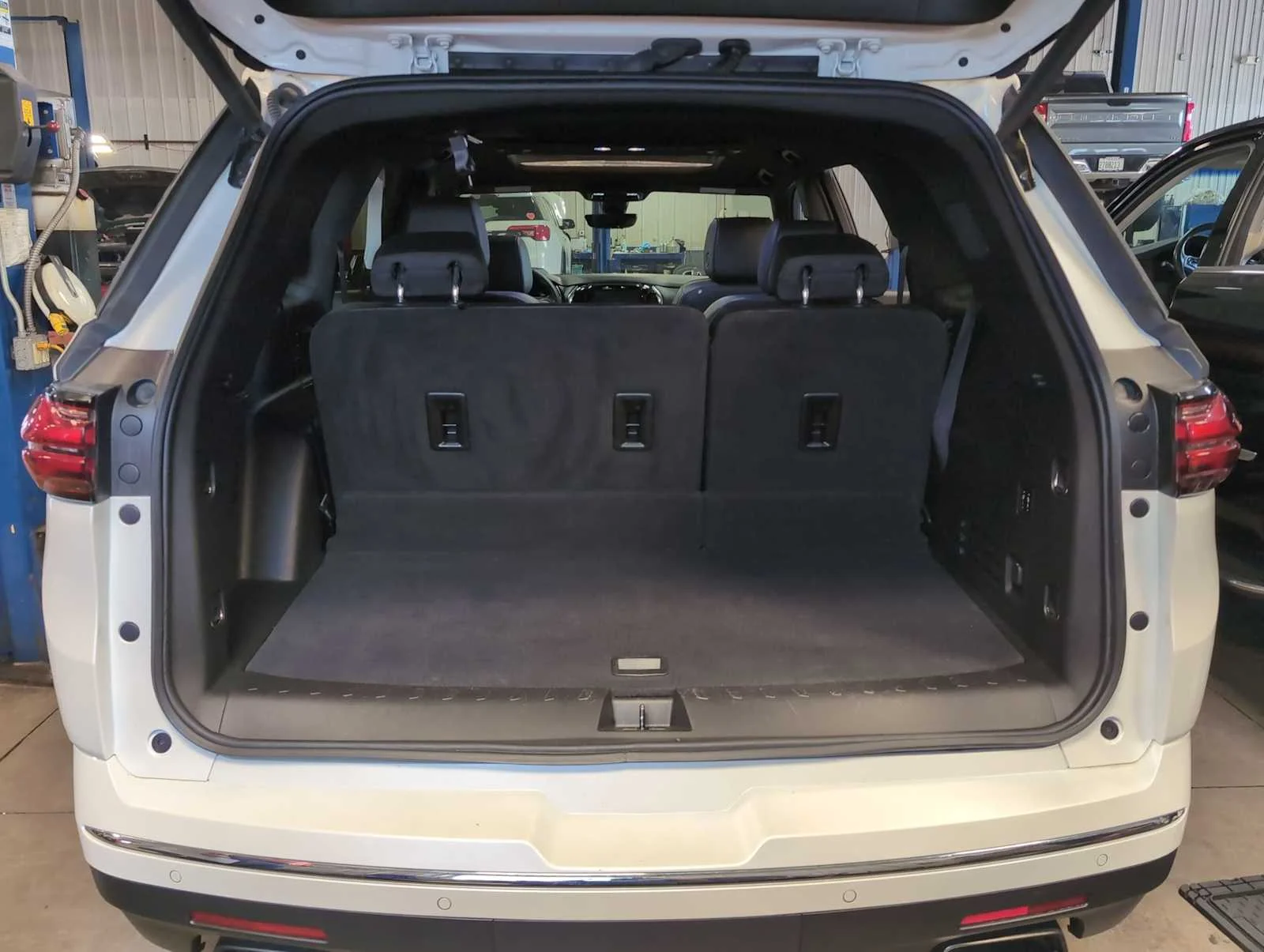 Used 2023 Iridescent Pearl Tricoat Chevrolet High Country image 27