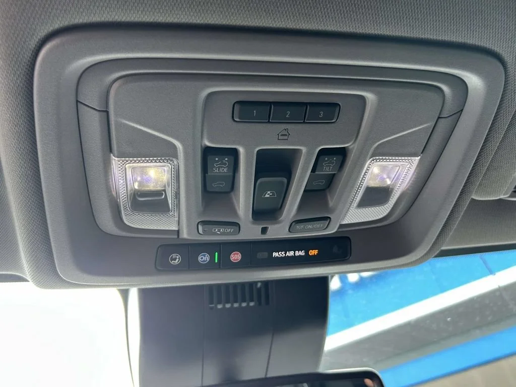Used 2022 White Frost Tricoat GMC Denali image 26