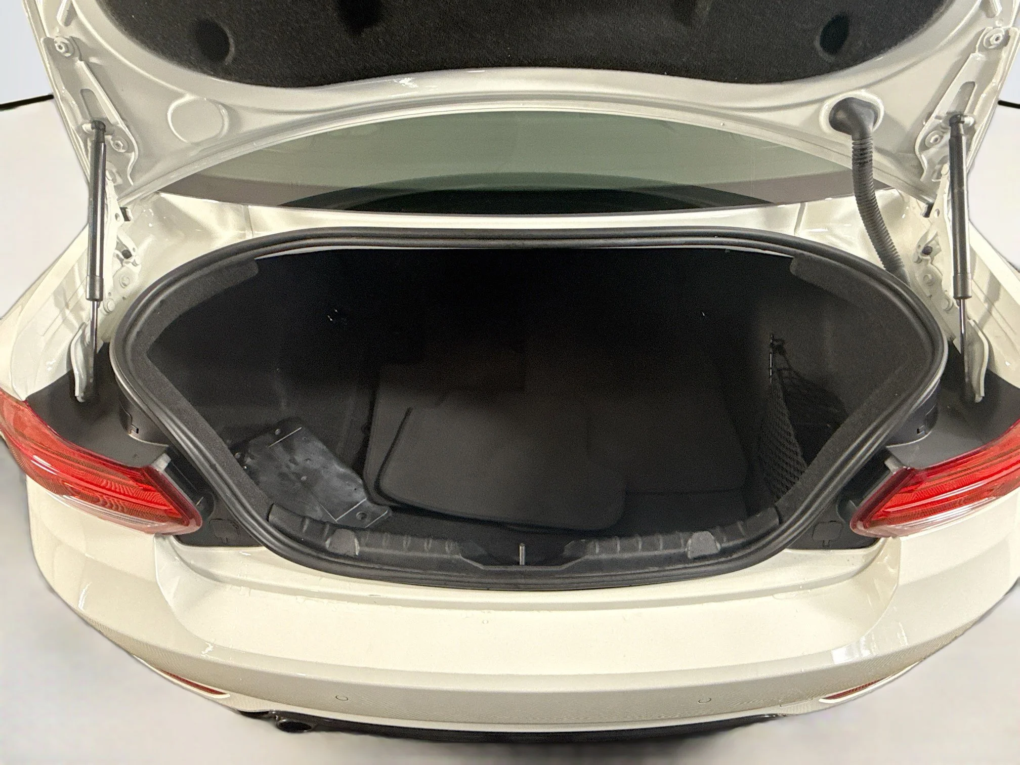 Used 2019 Alpine White BMW 230i image 29