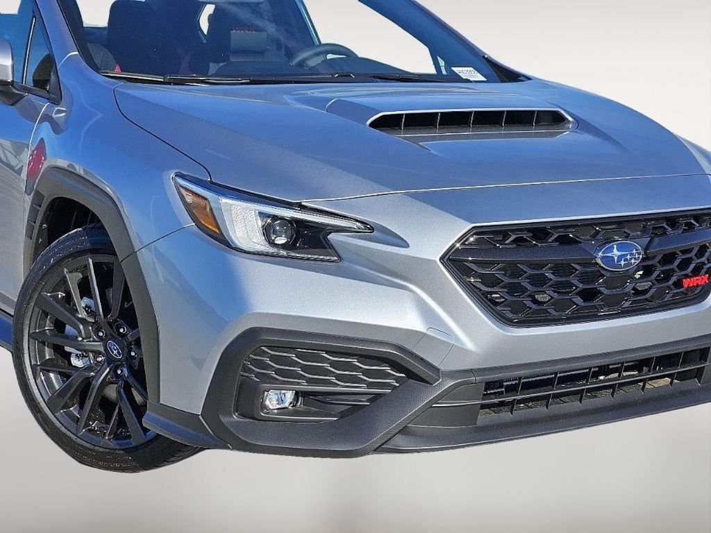 Used 2025 Ice Silver Metallic Subaru Limited image 7