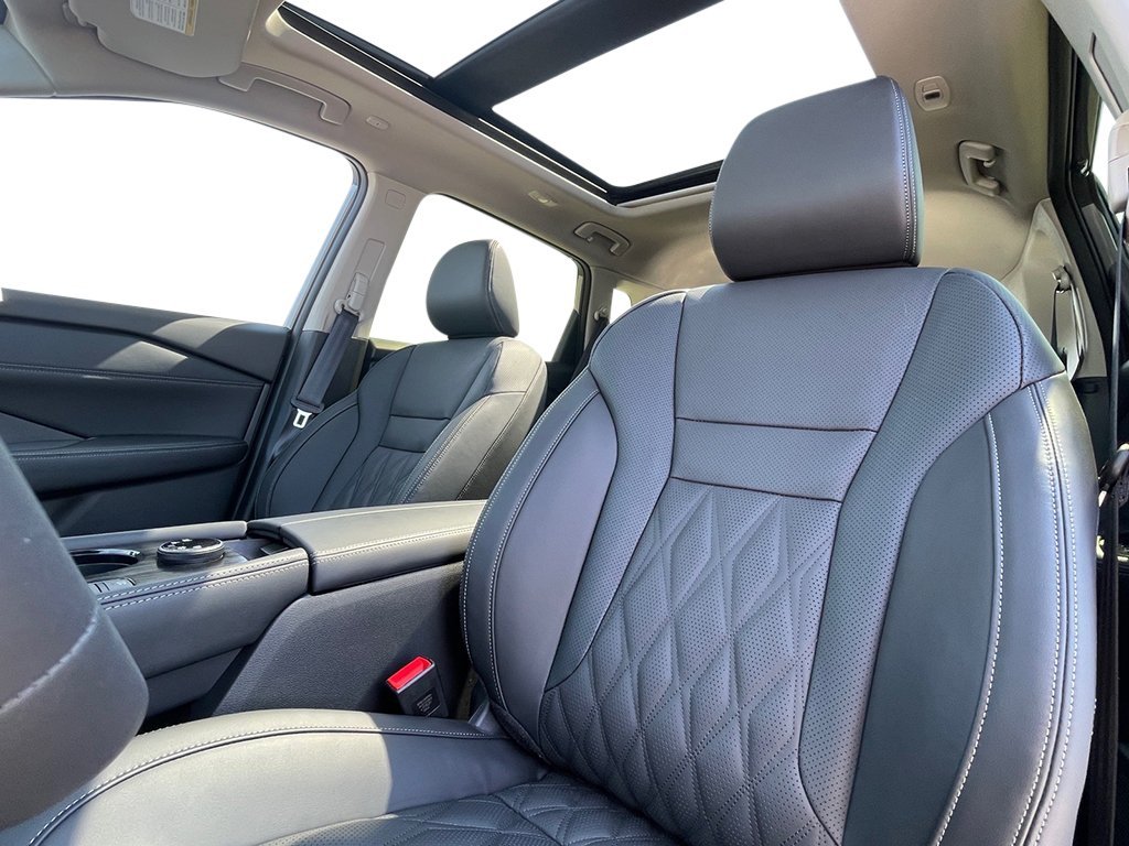 New 2026 Champagne Silver Metallic / Super Black Two-tone Nissan Platinum image 22