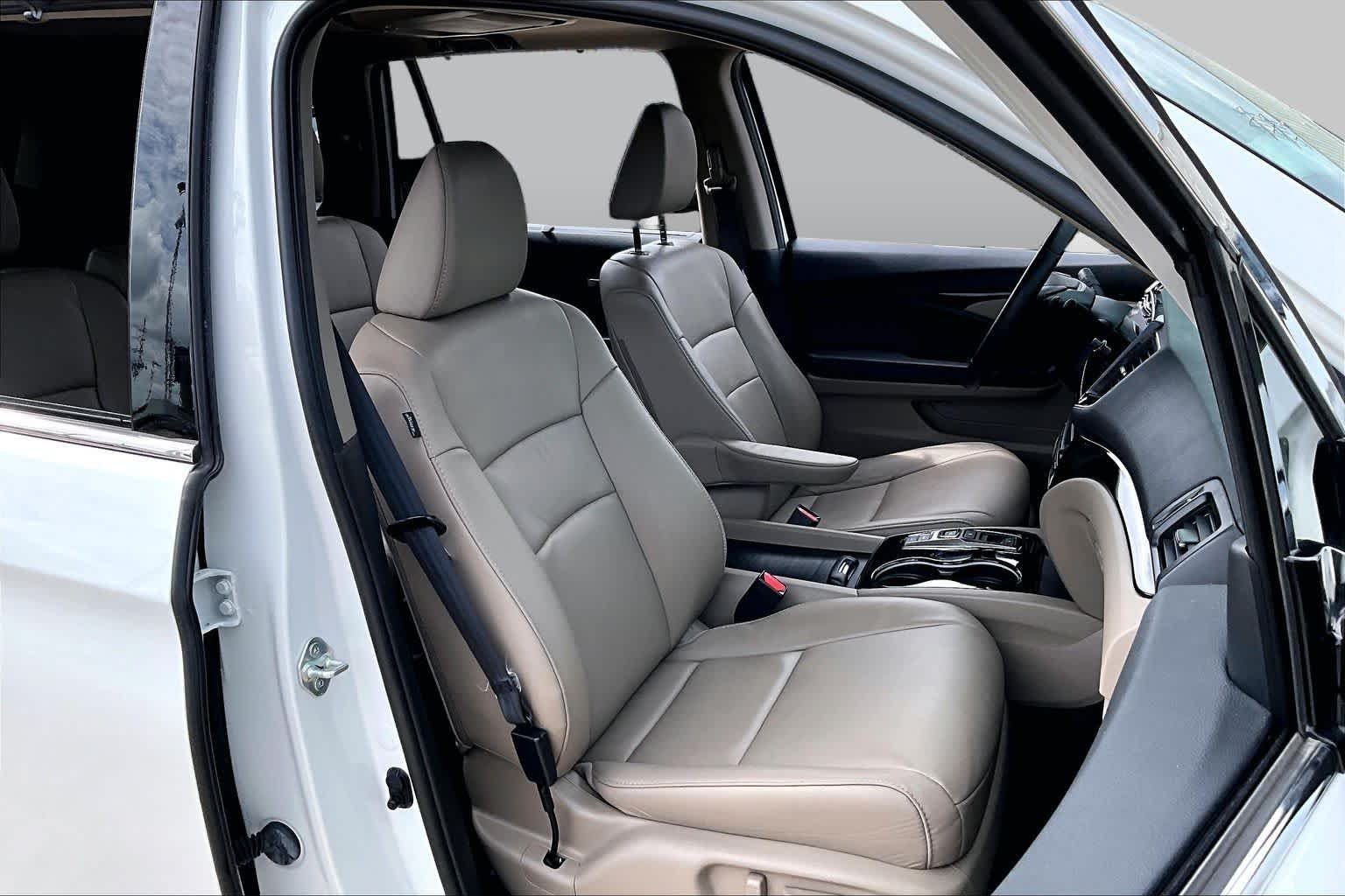 Used 2022 Platinum White Pearl Honda Touring 8-Passenger image 9
