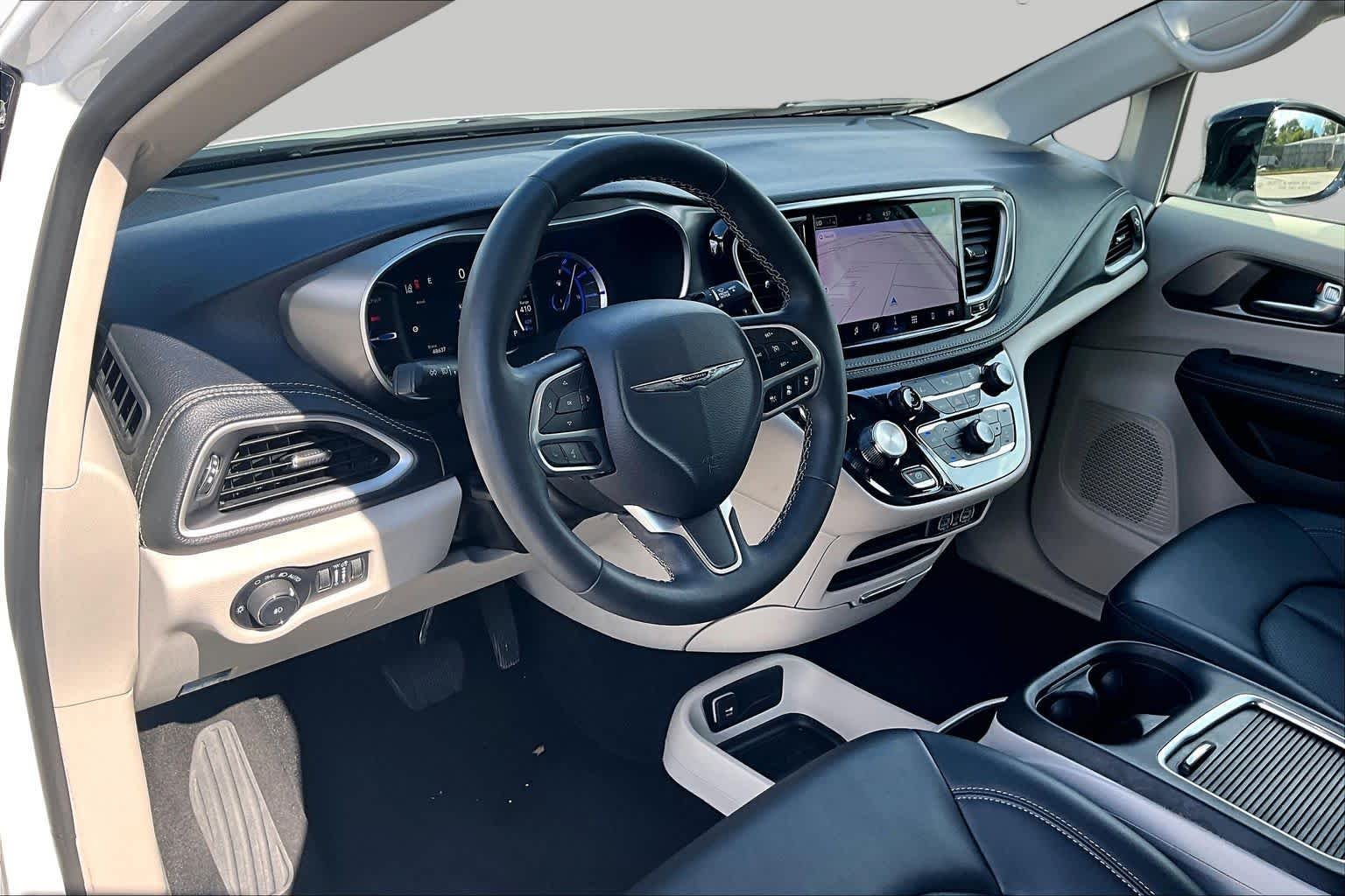 Used 2024 Bright White Clearcoat Chrysler Hybrid Select image 18