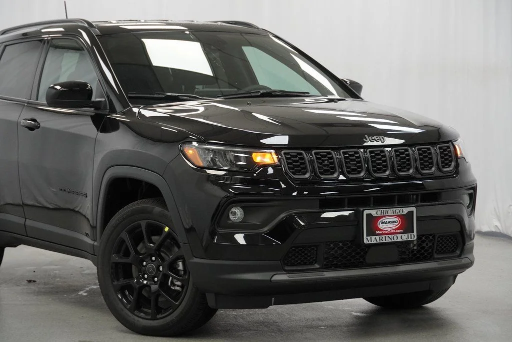 New 2026 Diamond Black Crystal Pearlcoat Jeep Latitude image 3