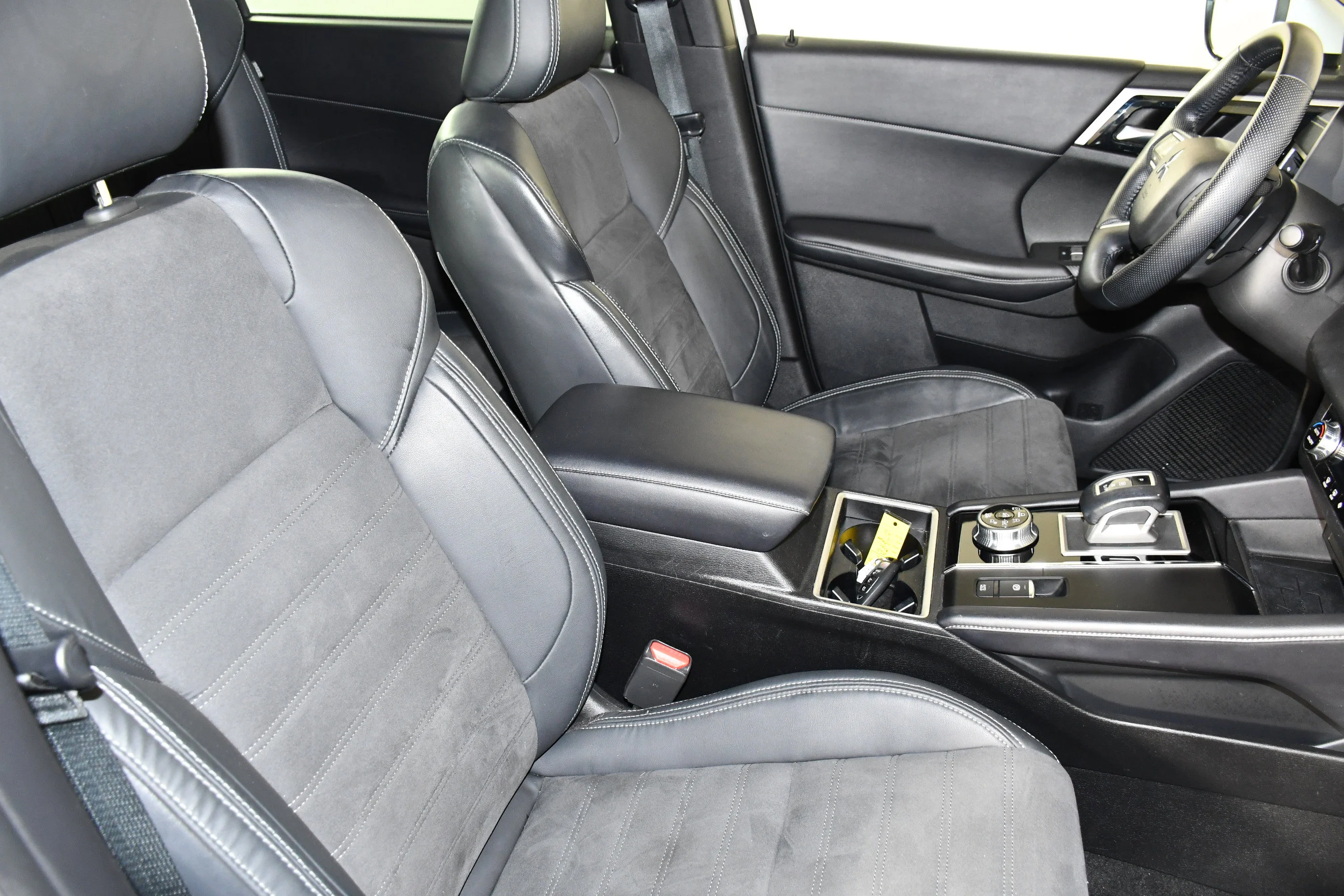 Certified Used 2023 White Diamond Mitsubishi SE image 41