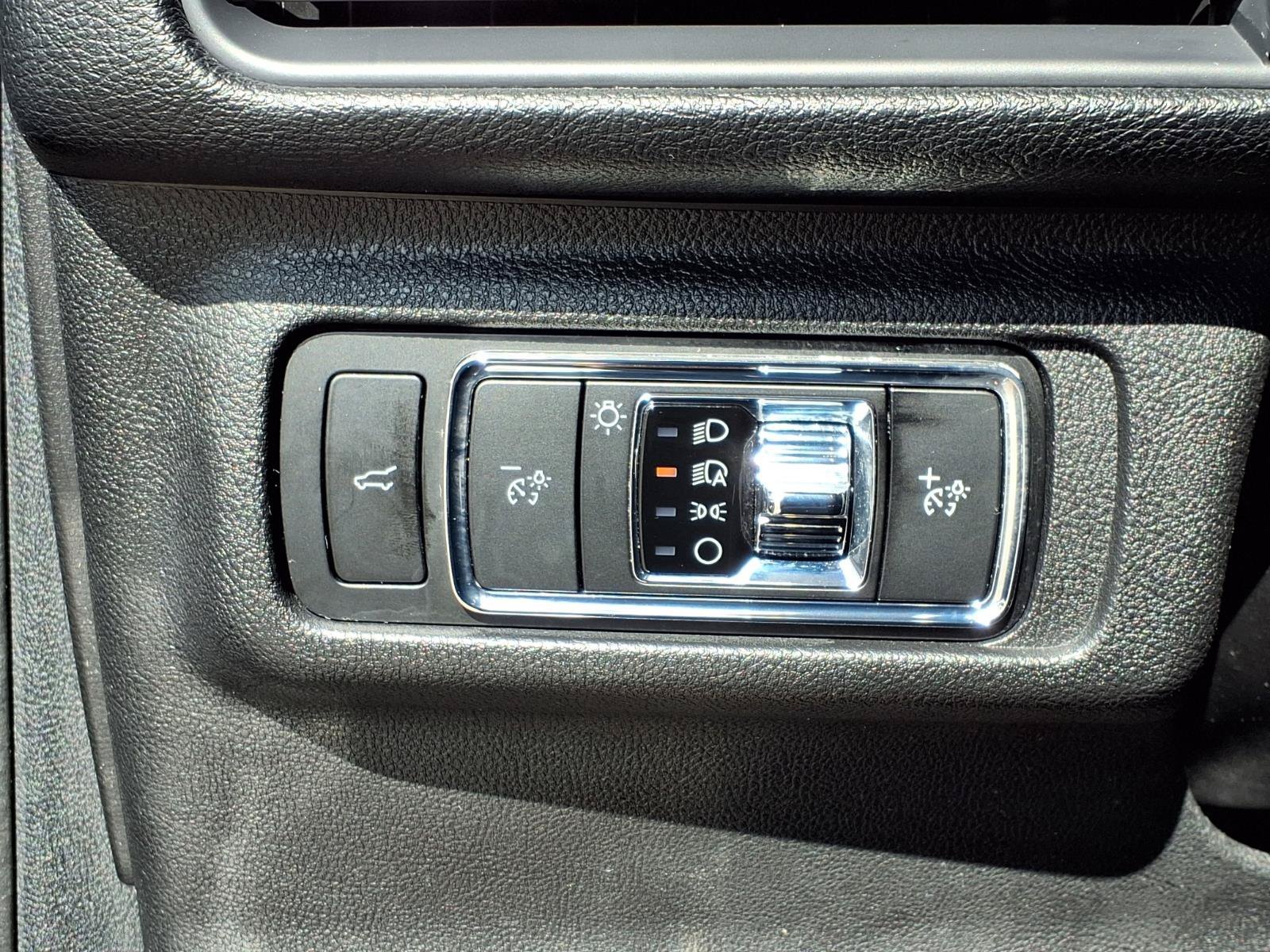 Used 2024 Metallic Lincoln Premiere image 18