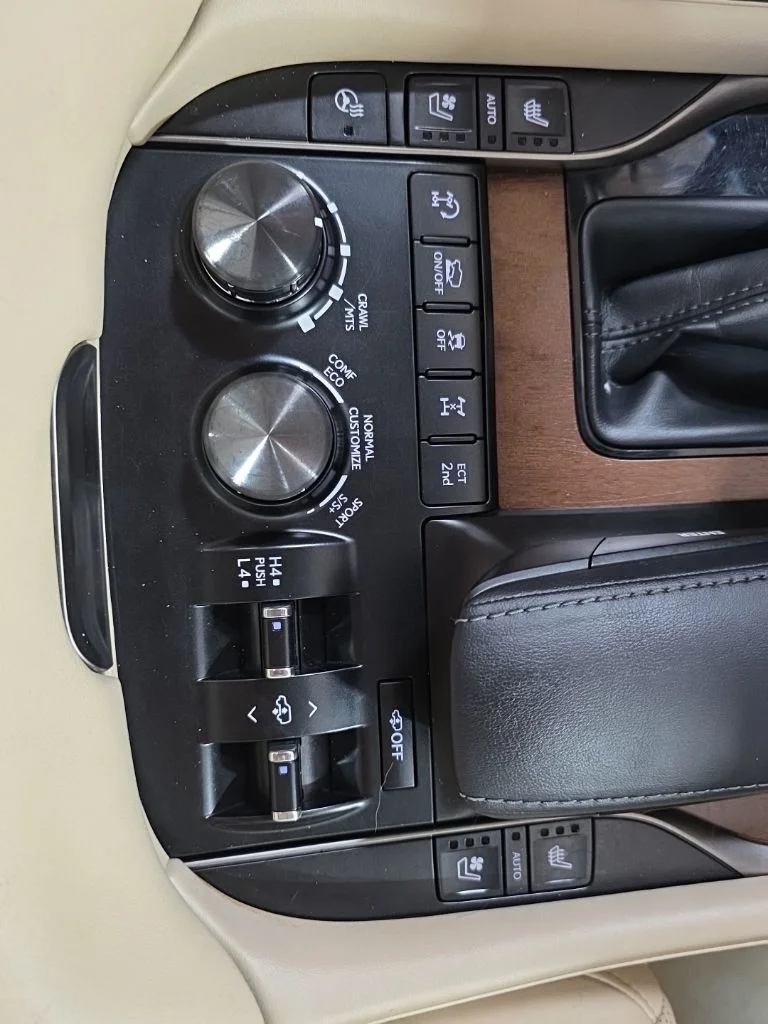 Used 2019 Black Onyx Lexus 570 image 32