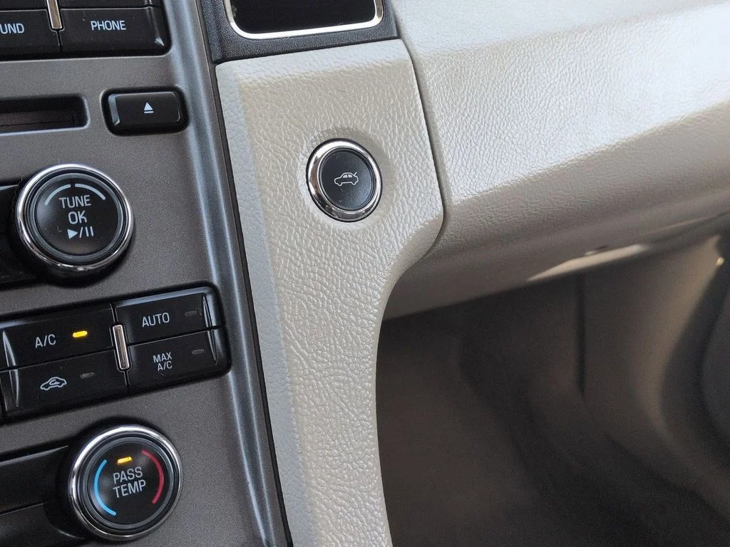 Used 2011 White Platinum Clearcoat Metallic Ford SEL image 19