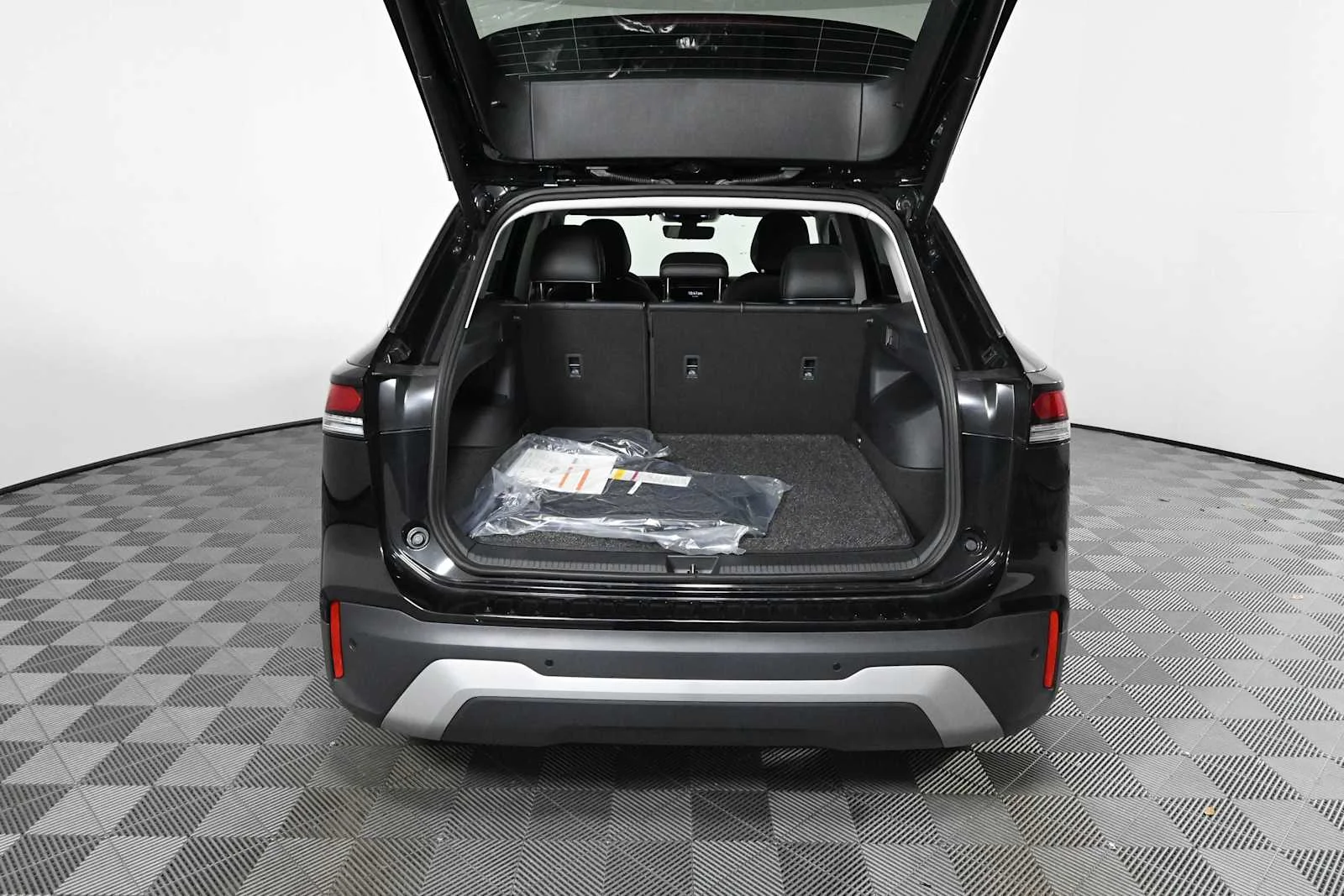 New 2026 Deep Black Pearl Volkswagen SE image 9