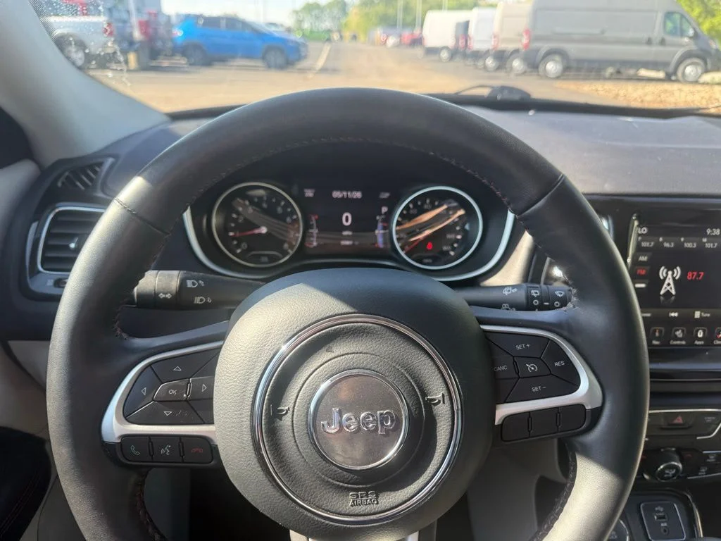Used 2018 Silver Jeep Limited image 18