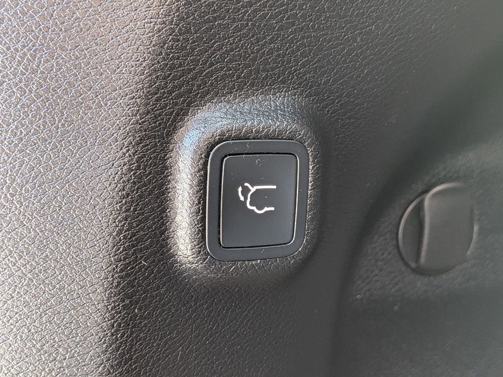 Used 2021 Silver Jeep Latitude Lux image 9
