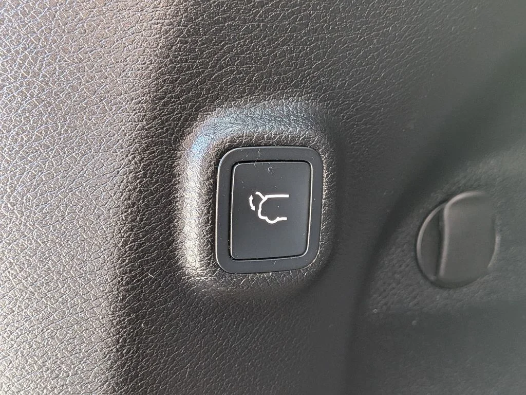 Used 2021 Silver Jeep Latitude Lux image 9