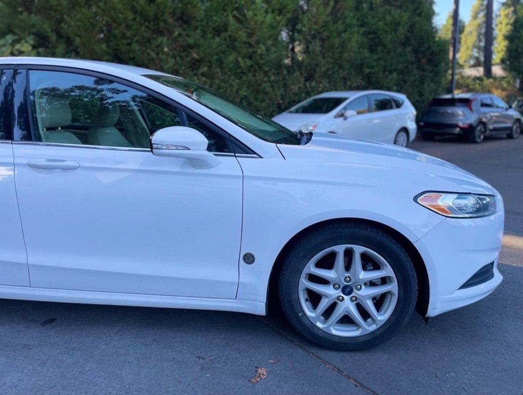 Used 2016 Oxford White Ford SE image 2