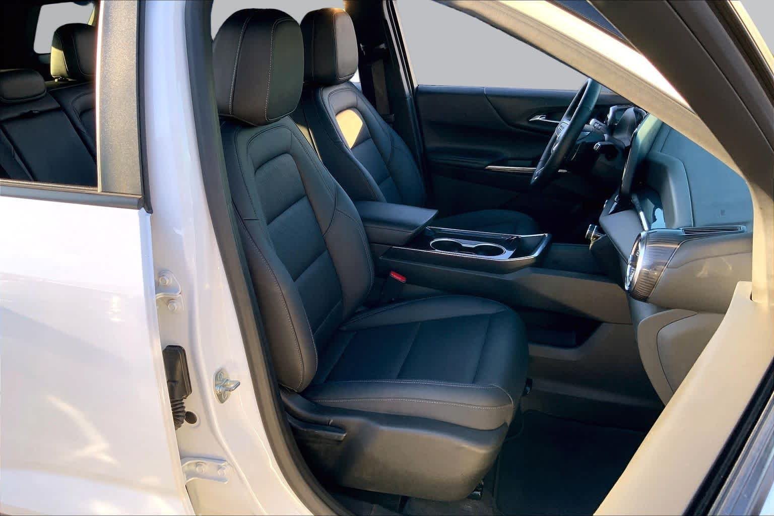 Used 2025 Summit White Chevrolet FWD LT image 9