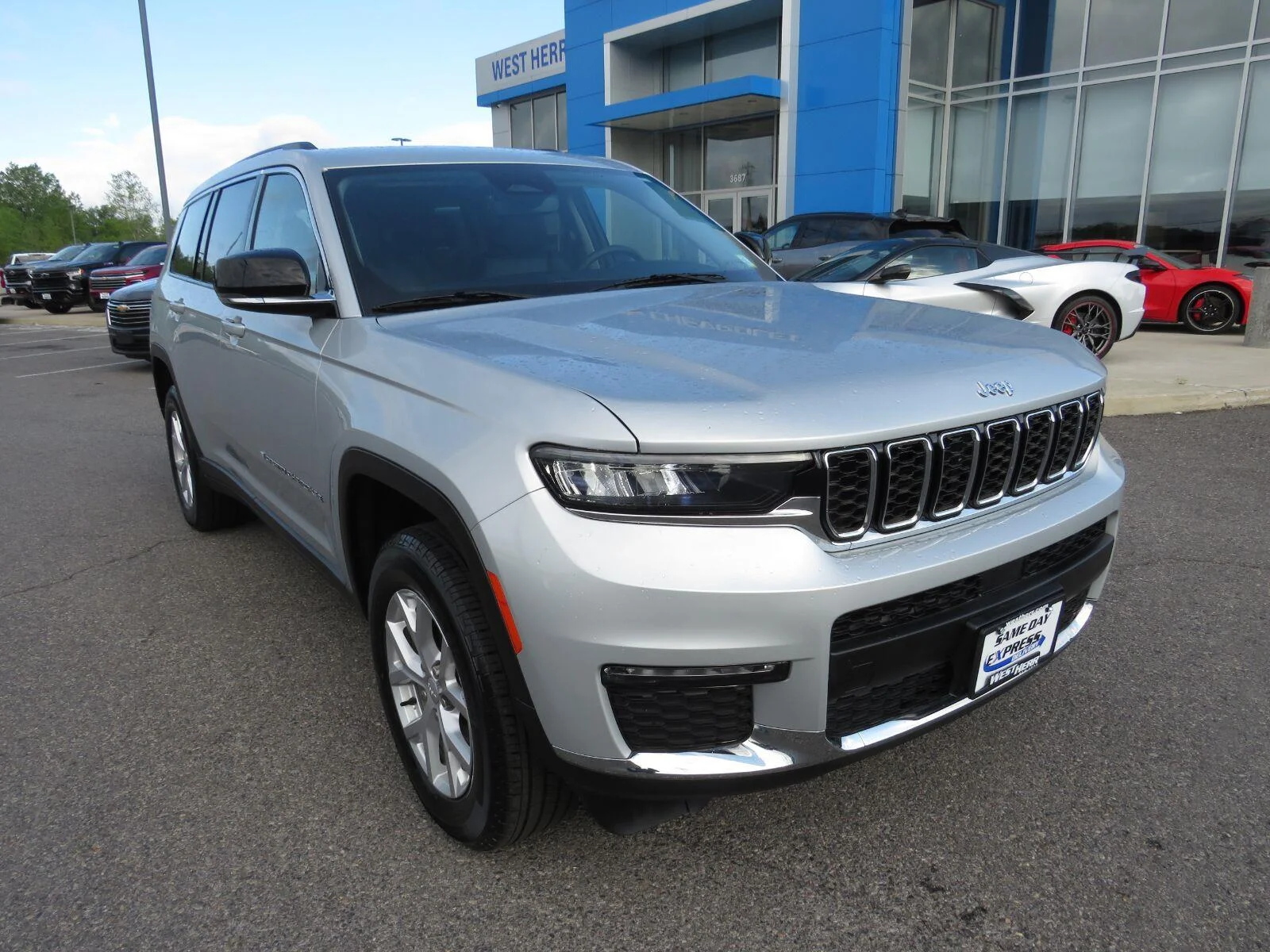 Used 2023 Silver Zynith Jeep Limited image 2