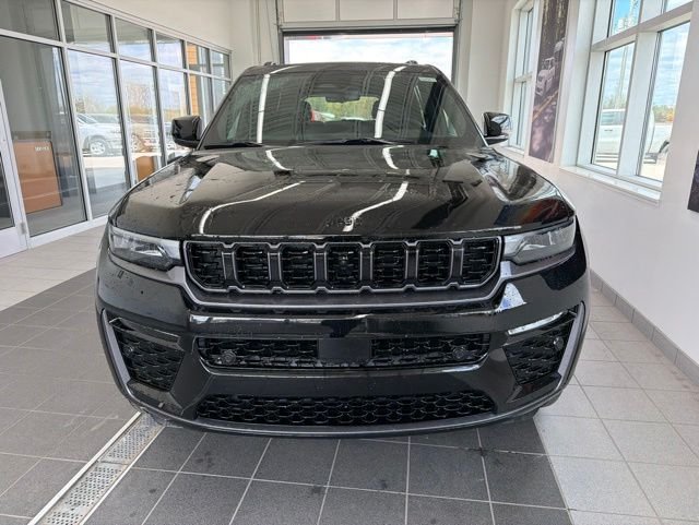 New 2026 Diamond Black Crystal Pearl-Coat Exterior Paint Jeep Limited image 2