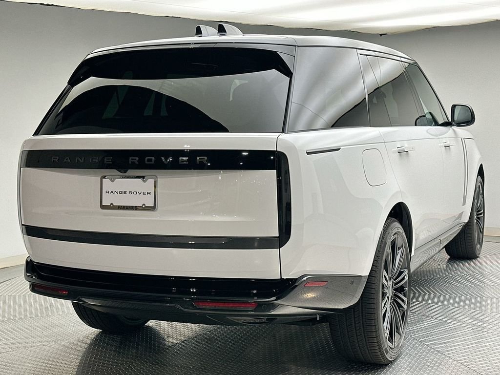 New 2026 Fuji White Land Rover SE image 3