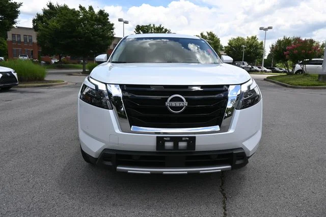 Used 2025 White Nissan Platinum image 13