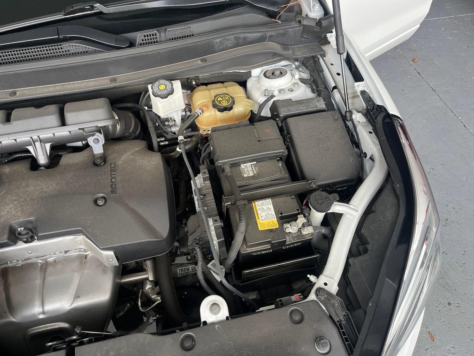 Used 2020 SUMMIT WHITE Buick Essence image 14