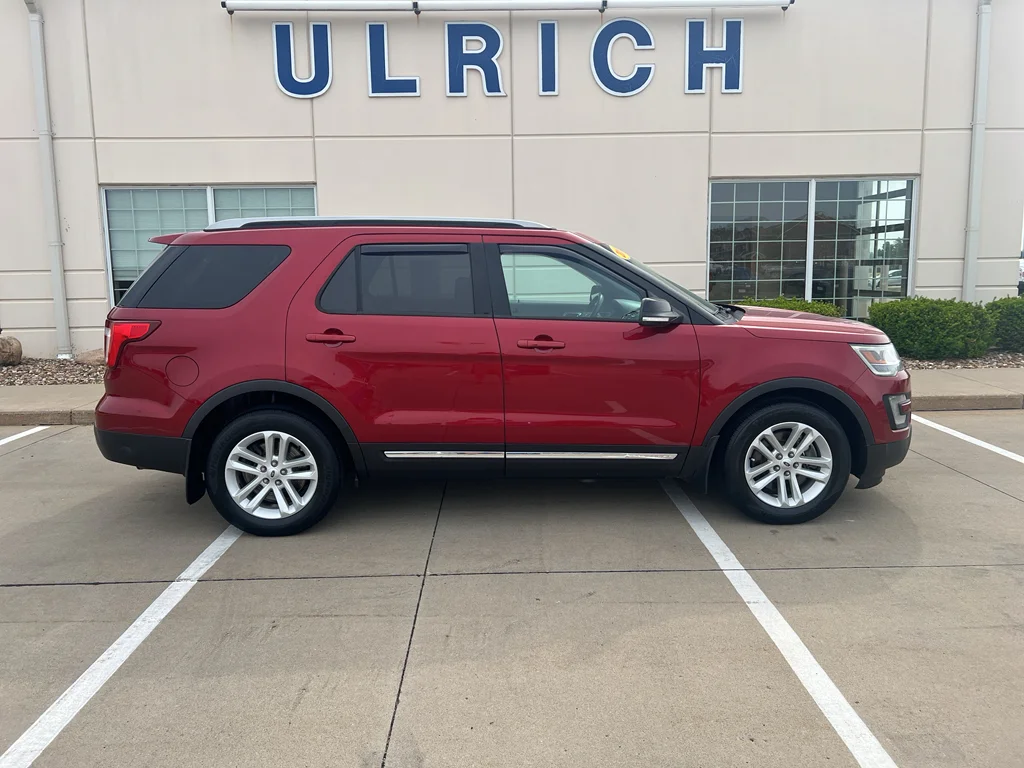 Used 2017 Ruby Red Metallic Tinted Clearcoat Ford XLT image 11