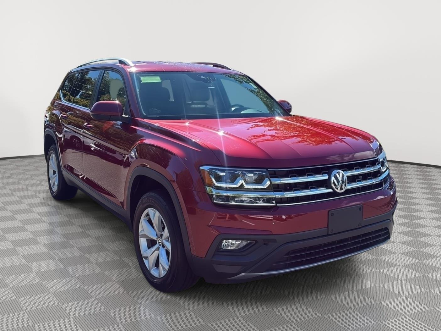 Used 2018 Fortana Red Metallic Volkswagen 3.6L V6 SE image 3